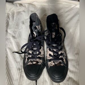 Women’s converse chuck taylor all stars size 6